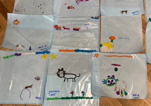 Plastykoterapia w grupie 1. Zdjęcie przedstawia 10 prac dzieci - zwierzęta.